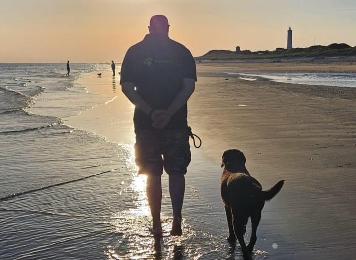Spaziergang mit Hund am Strand bei Sonnenuntergang – PUchew auf der Messe Rund um den Hund 2026